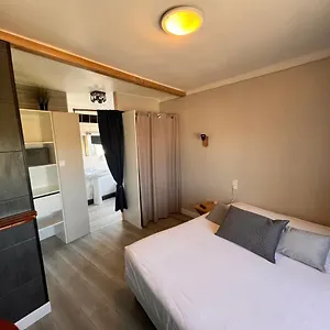 Hotel Des îles, Theix
